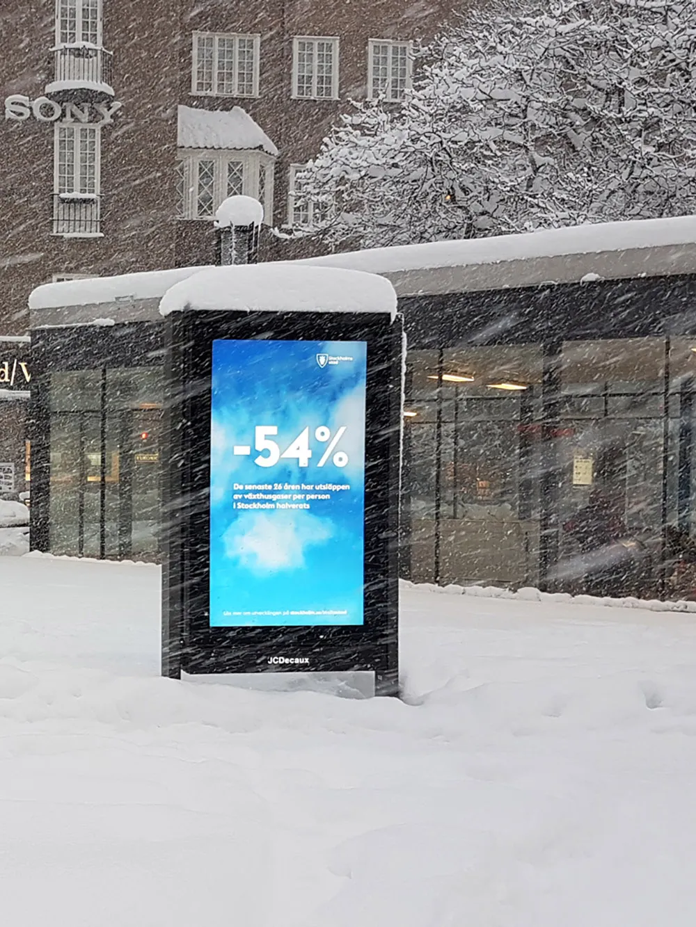 A snow covered BoldVu® display located in Stockholm runs advertisements with no issue