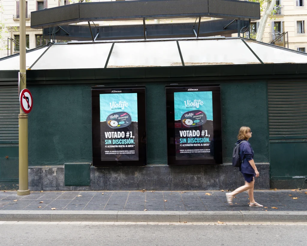86″ Barcelona Spain Wall Mounted Digital Signage